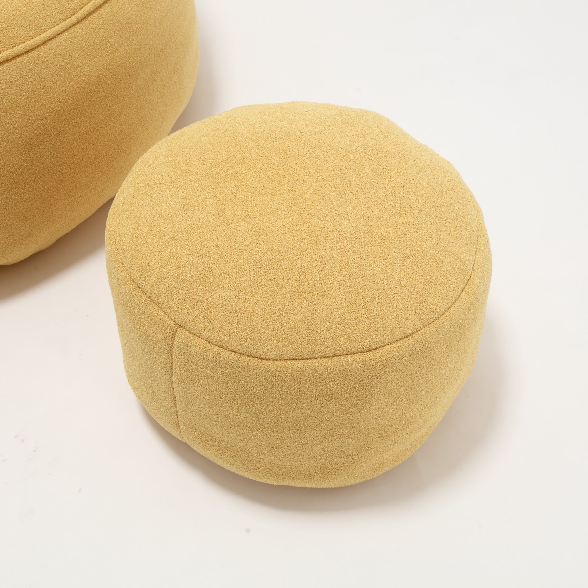 Microfiber bean bag with footrest — room photo