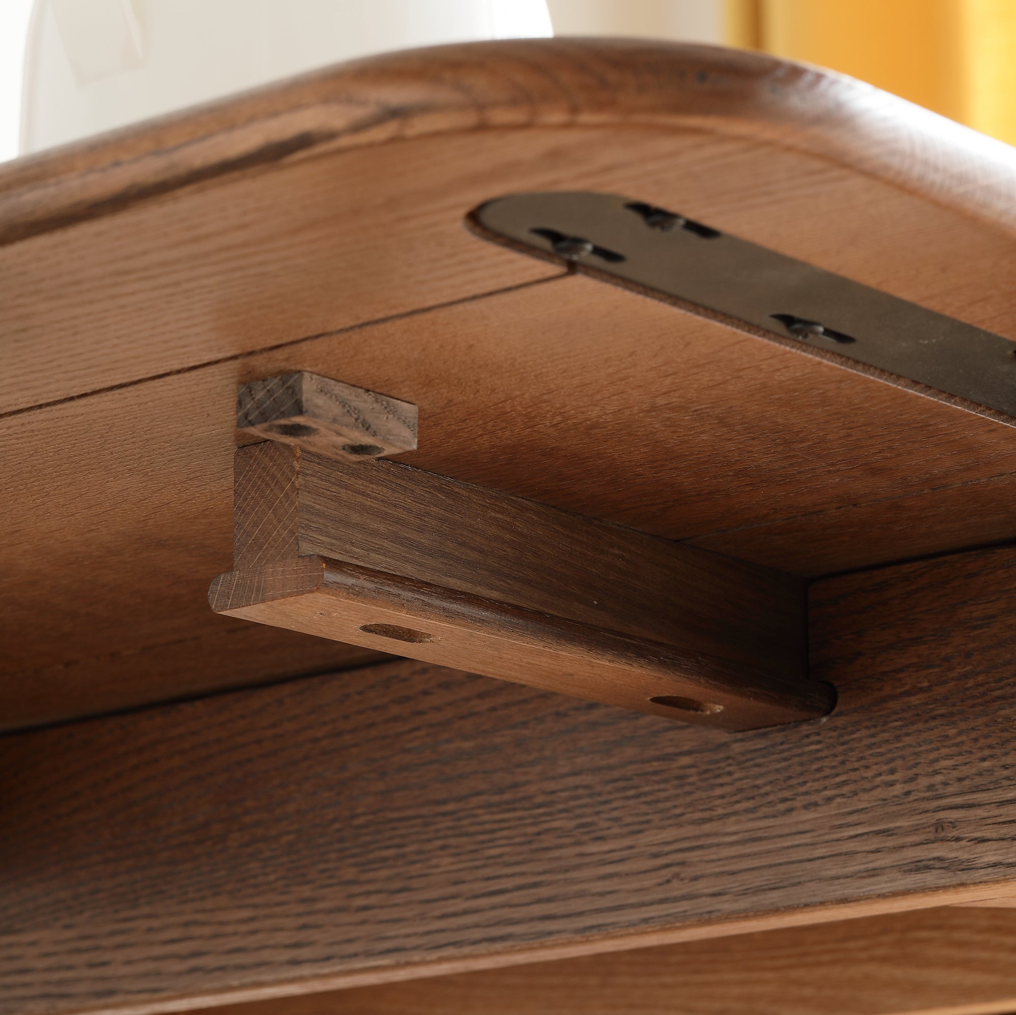 Extendable dining table telescopic mechanism detail